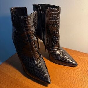 Elegant Black Crocodile-Patterned Heeled Boots